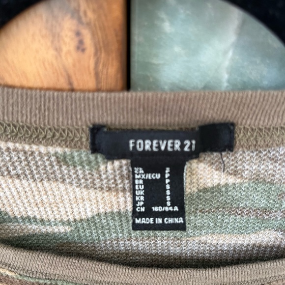 Forever 21 Camo Crop Top - Picture 3 of 3